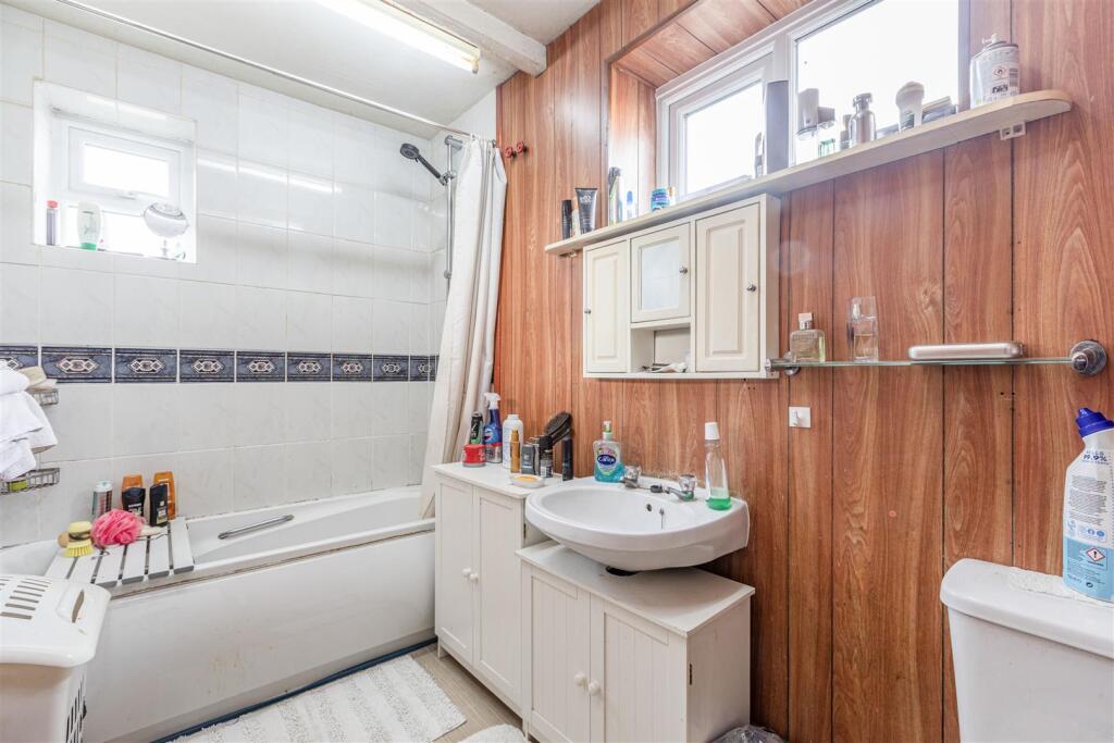 38 Eden Grove Road Byfleet, KT147PX - 9.jpg