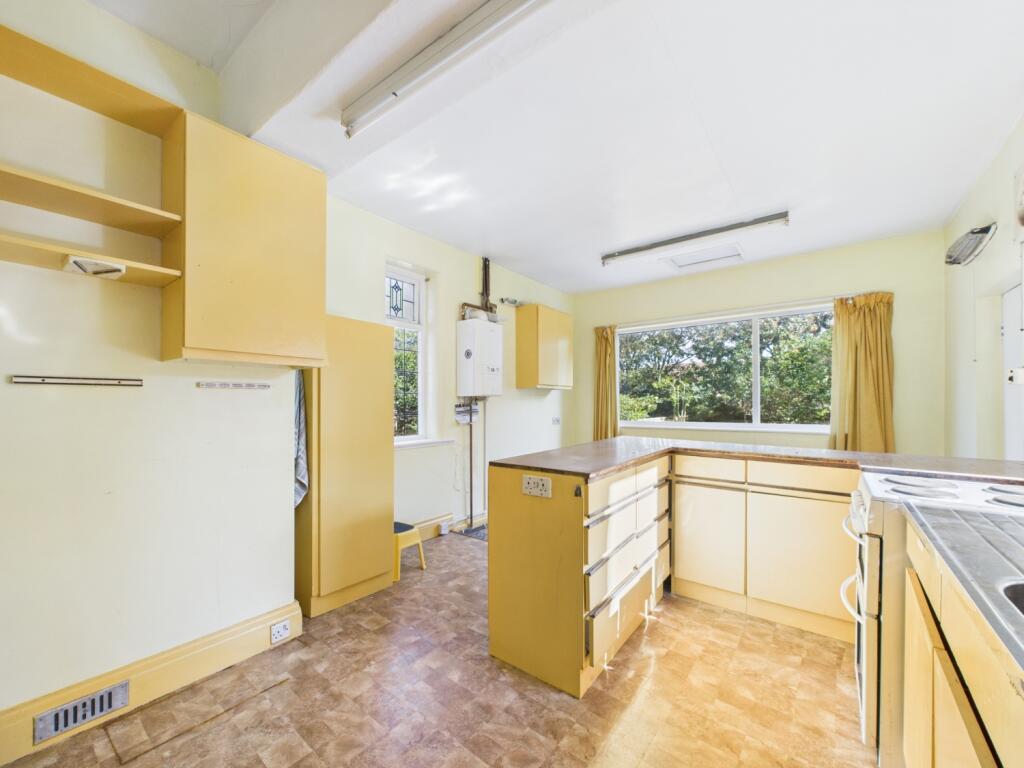 CAM02386G0-PR0142-STILL019