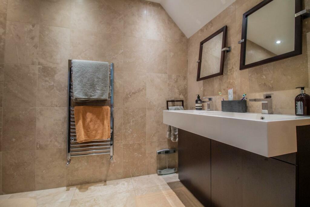 4 Bear Meadow, Beyton [En-Suite Shower] 02.jpg