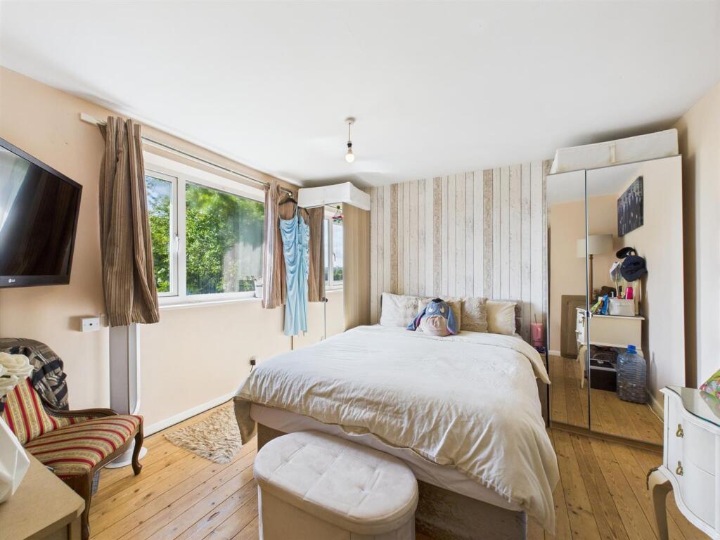 Bedroom: