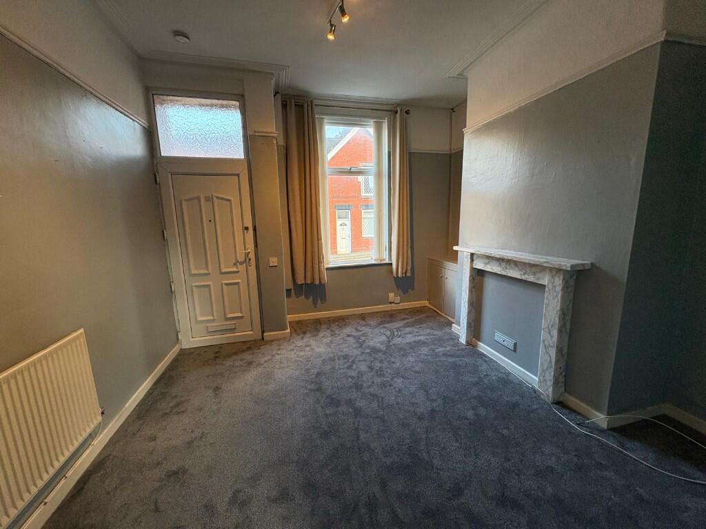 Living room (b)