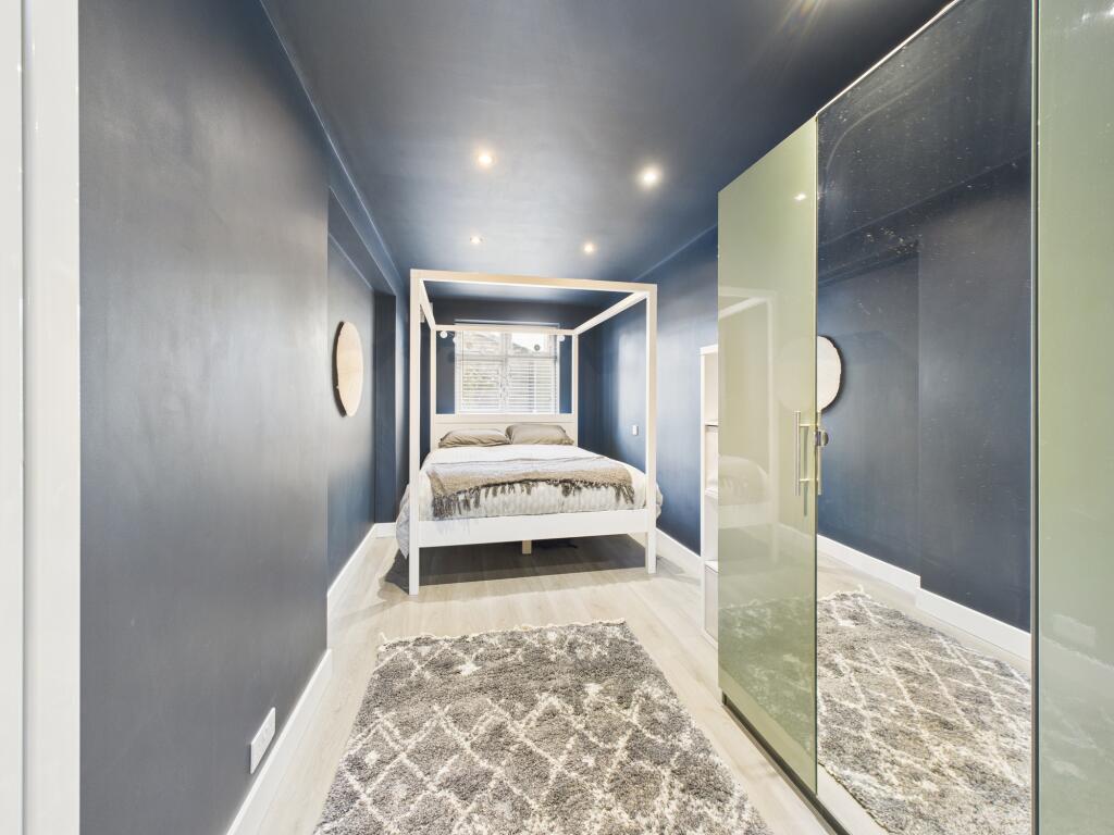 CAM04825G0-PR0180-STILL007