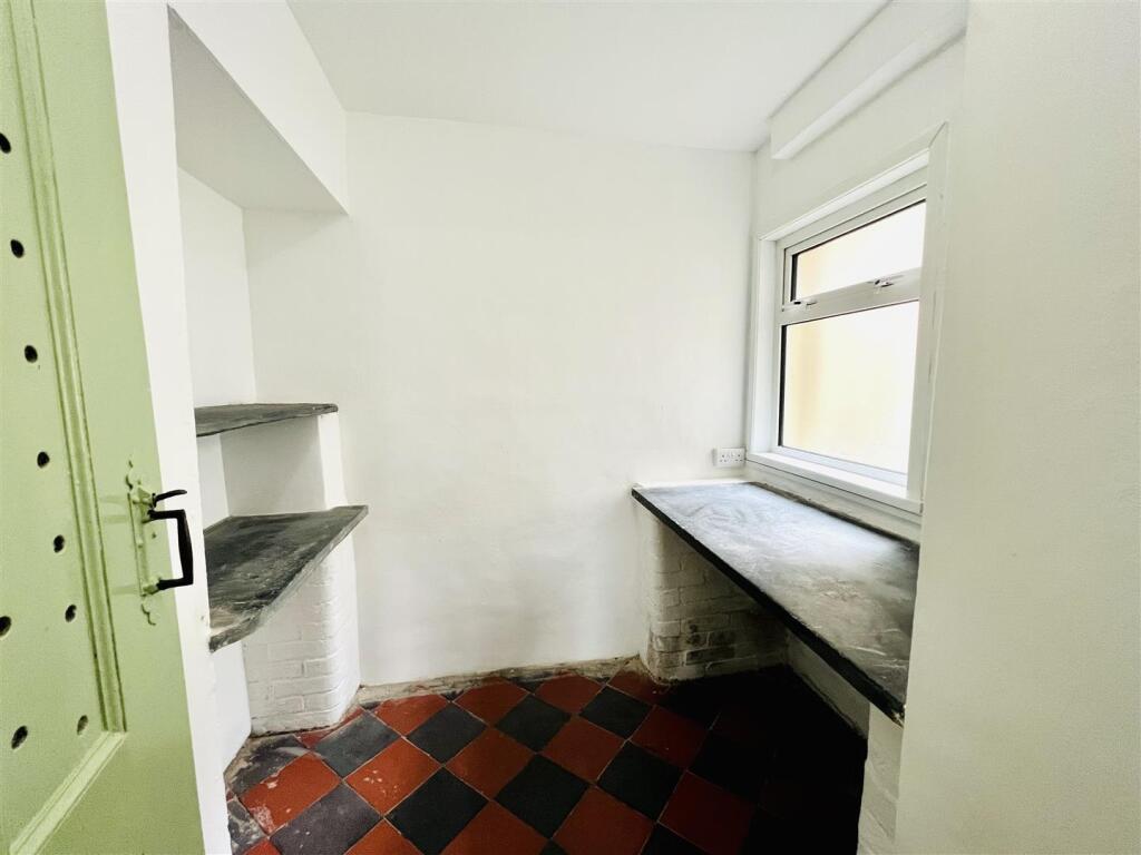 WALK IN PANTRY
