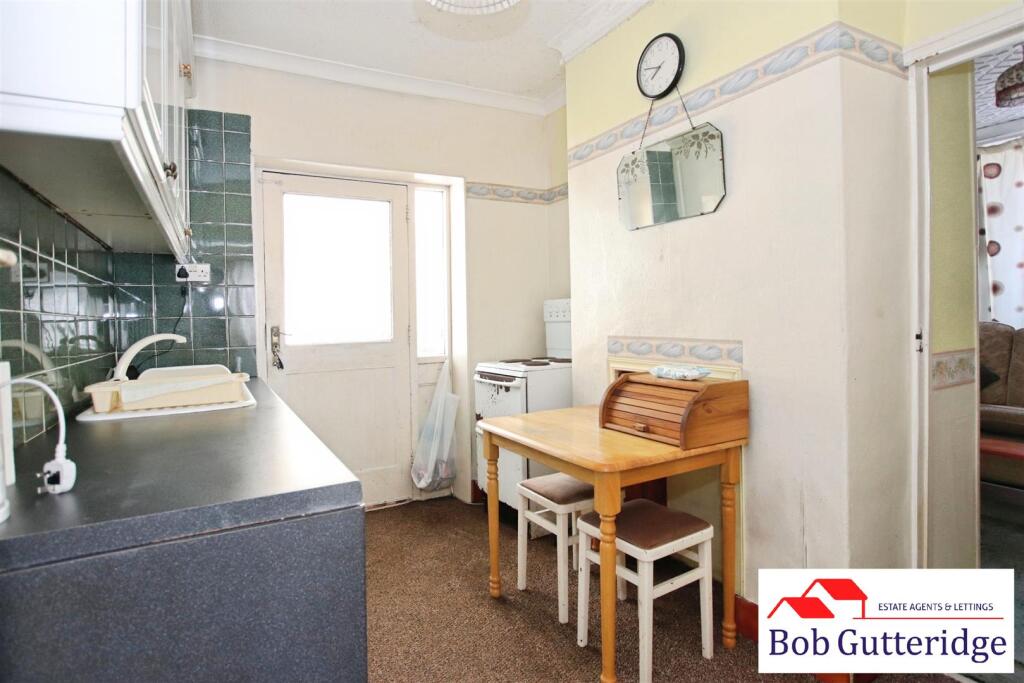 FITTED KITCHEN