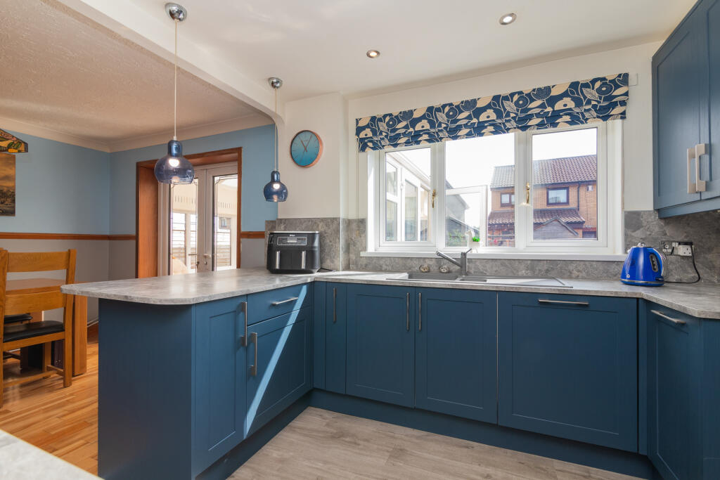 39 fischer gardens  Paisley  Pa1 2st L-32