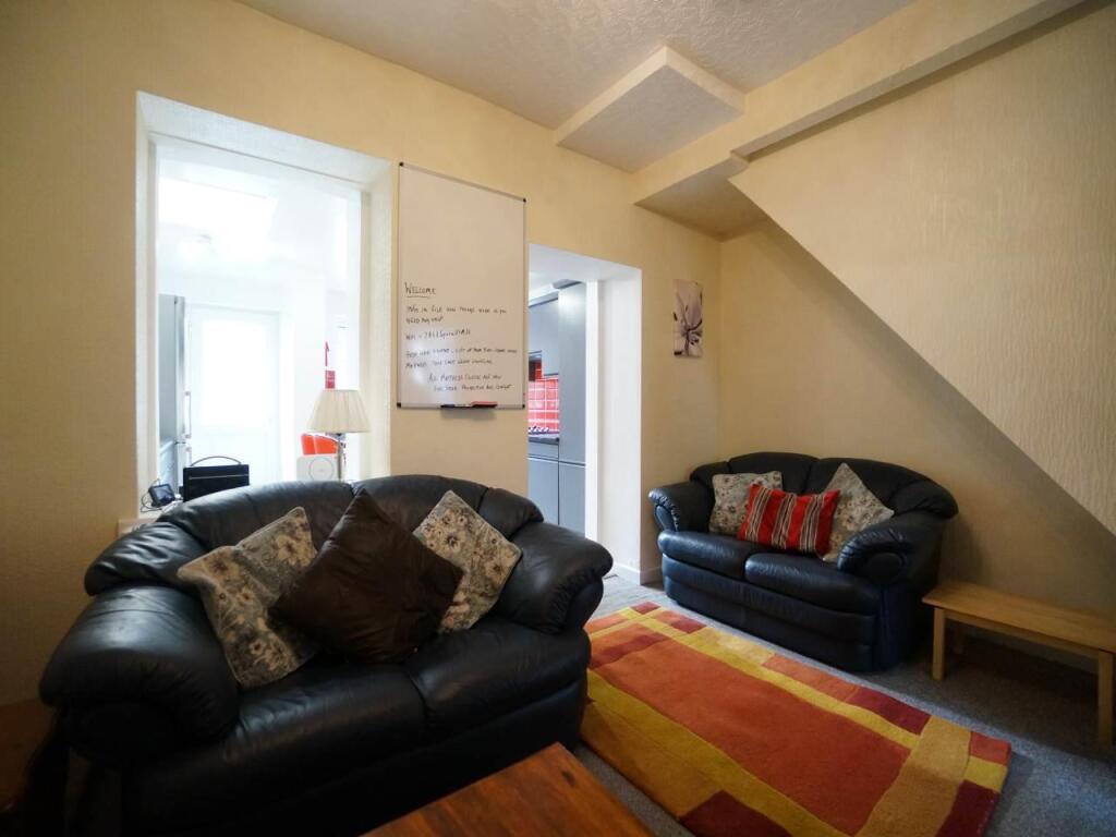 Living Room-1.JPG