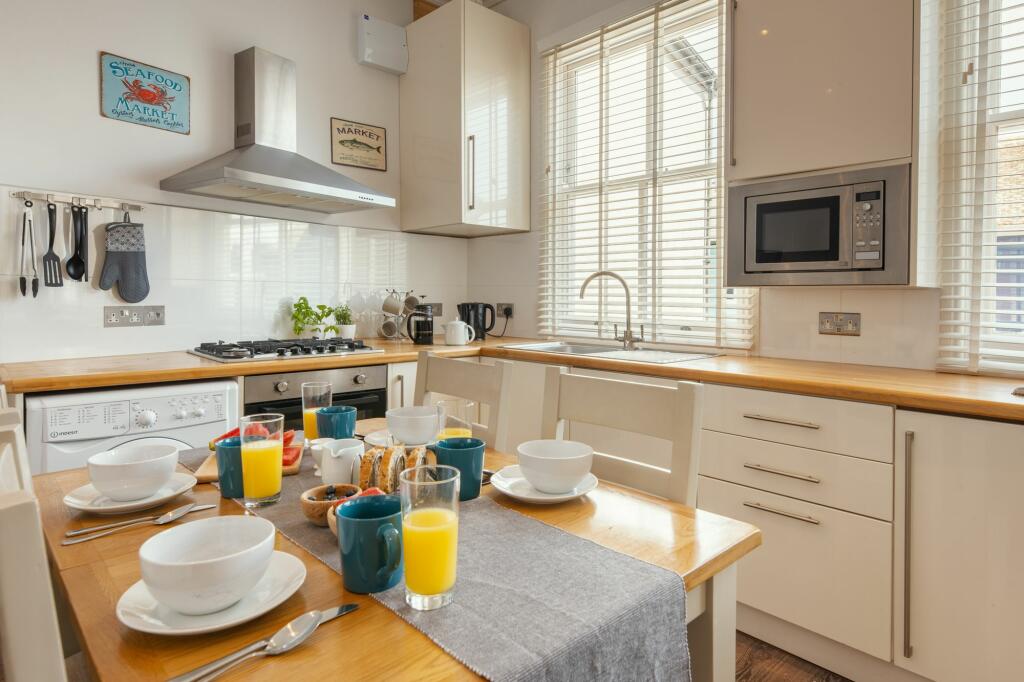 Perfect Location_Kitchen_48 Newcommen Rd_Dartmouth