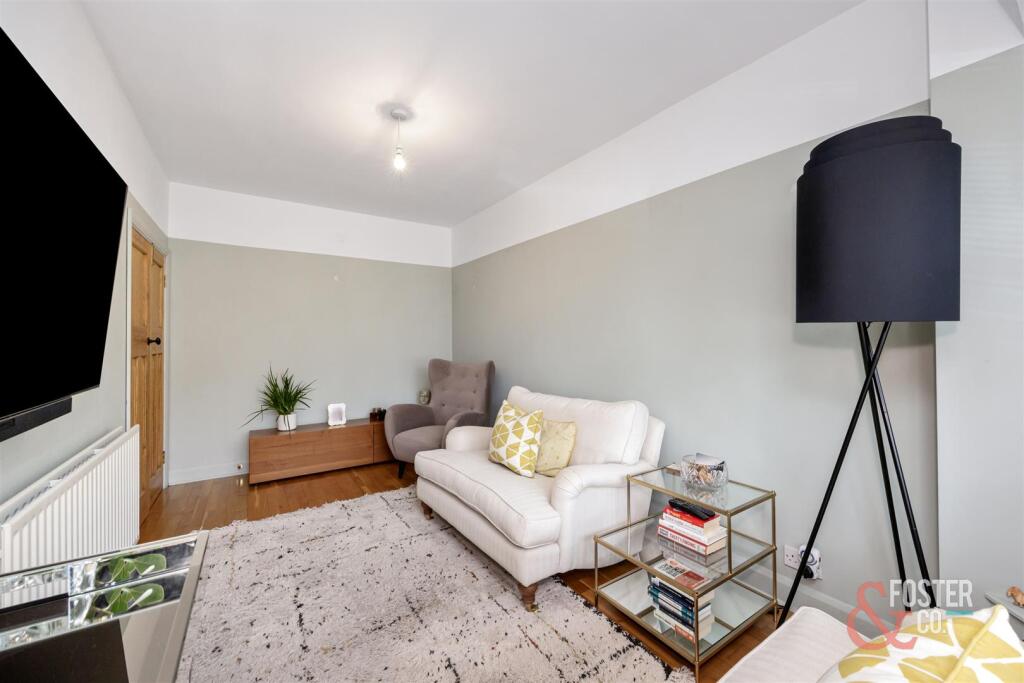 Amesbury Crescent, 4-016.jpg