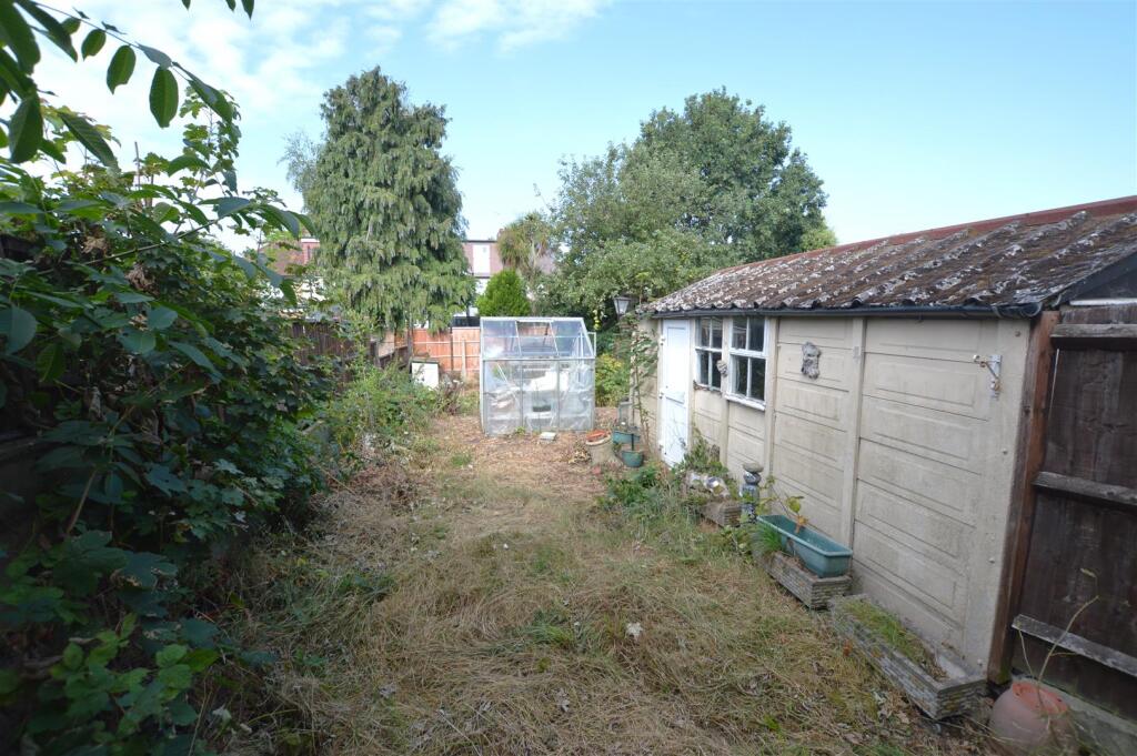 102 Wills Crescent garden new.JPG