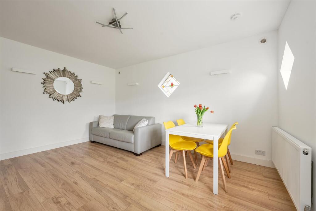 Chelmsford Road, E18