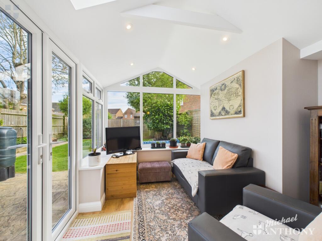 CAM03218G0-PR0615-STILL007