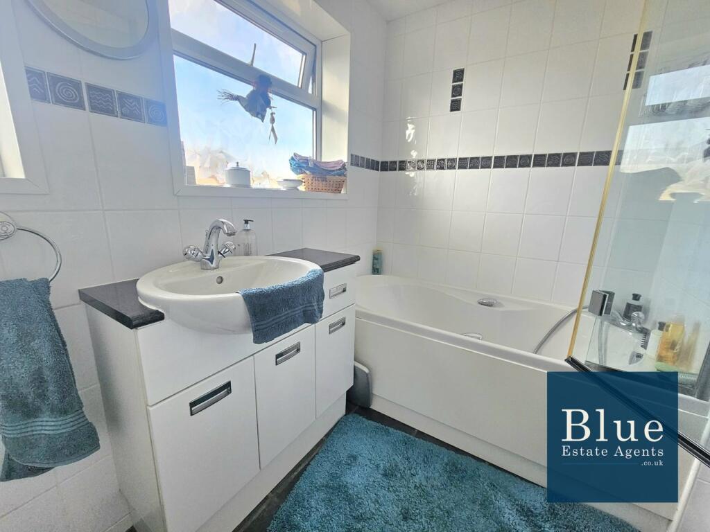 Family Bathroom Suite 