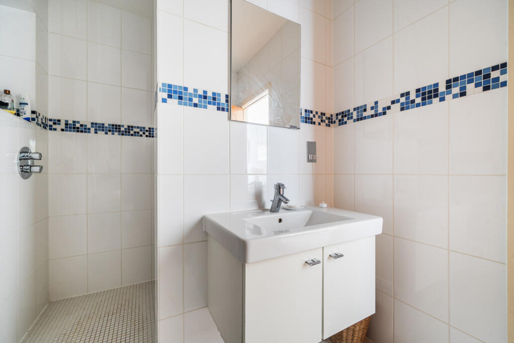 1374739-10-690b8a...