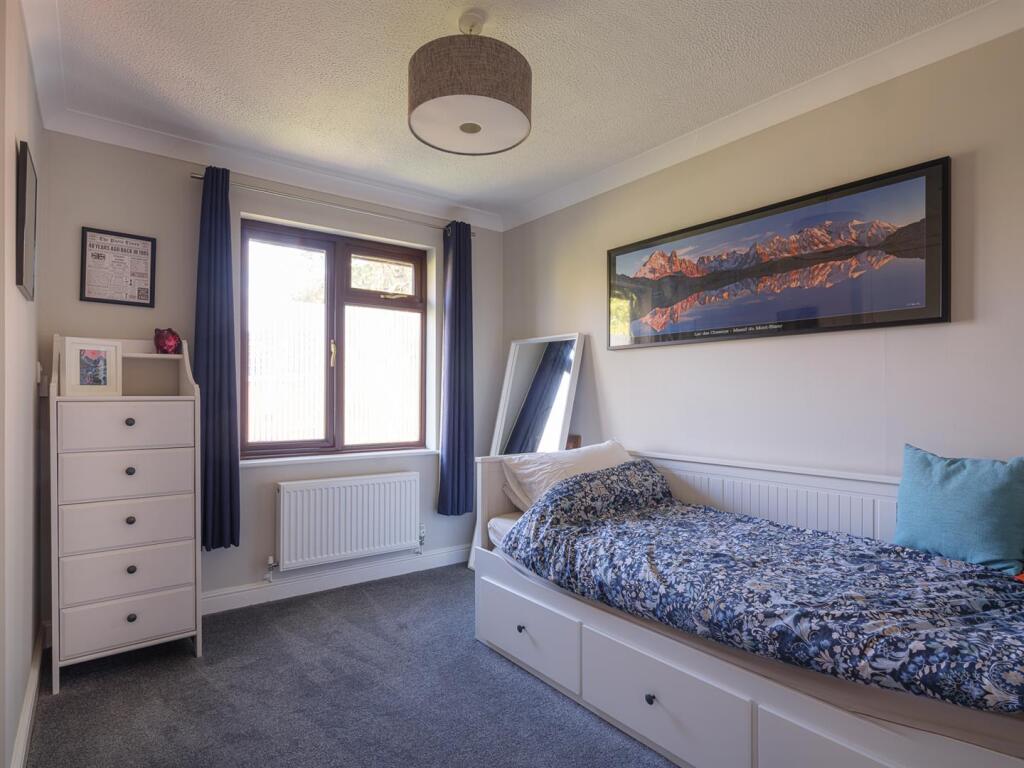 11 Erleigh Drive-11.jpg