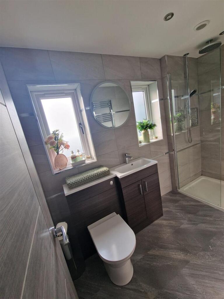 whitewings bed 3 ensuite.jpg