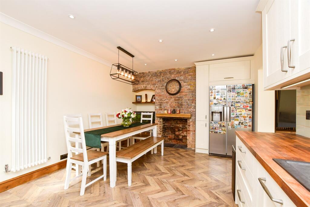 Kitchen/Breakfast Area