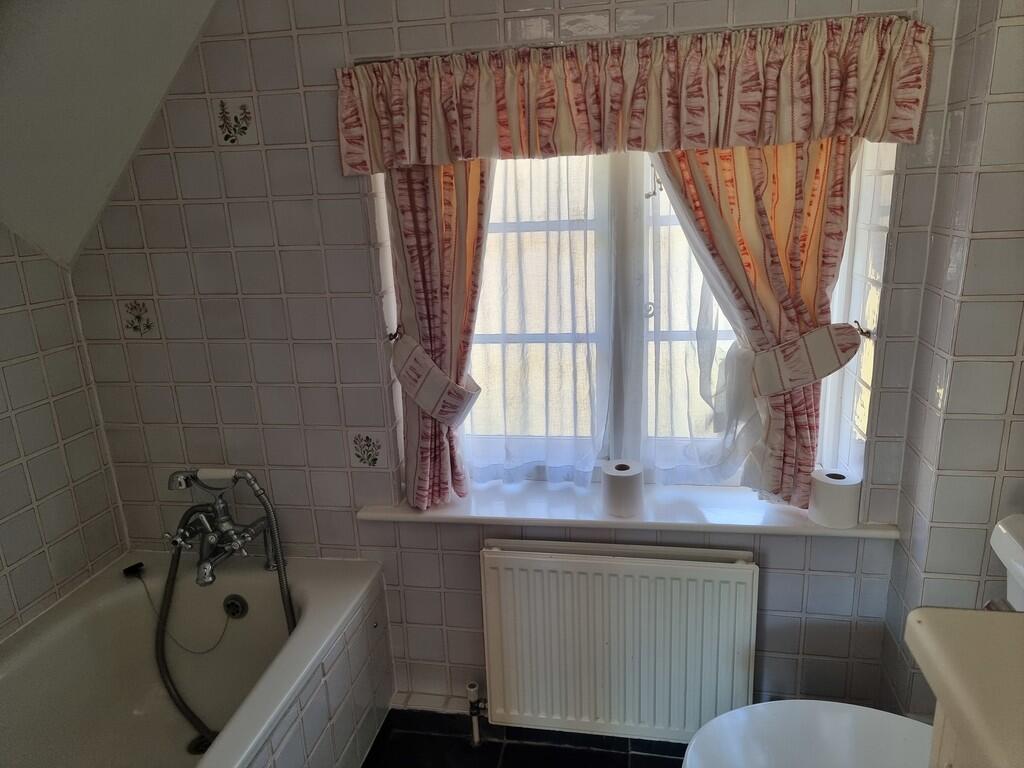 EN-SUITE BATHROOM