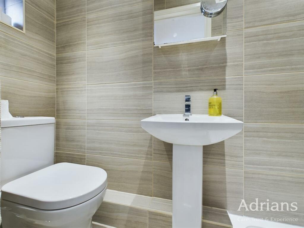 EN-SUITE SHOWER ROOM