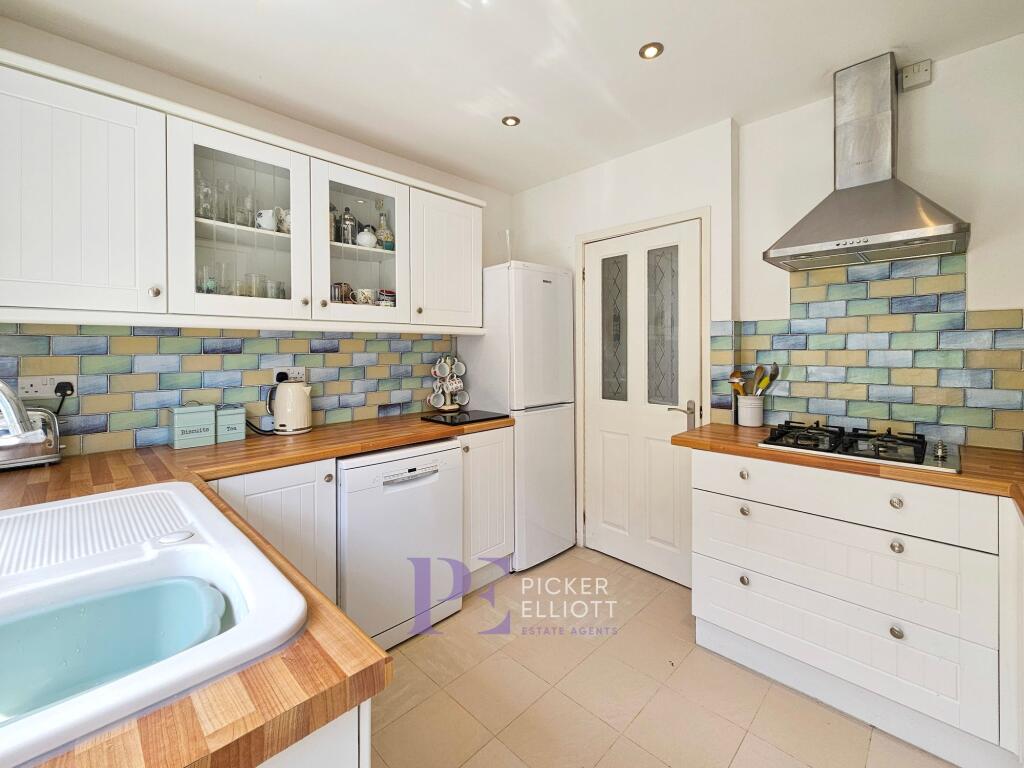 RE FITTED KITCHEN