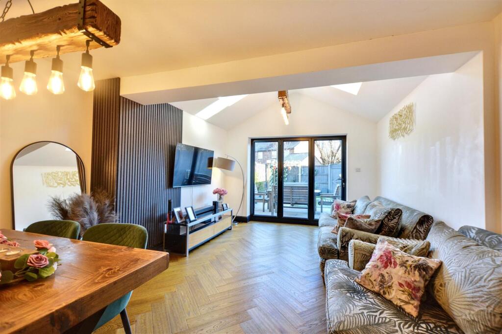 Lounge/Dining Room