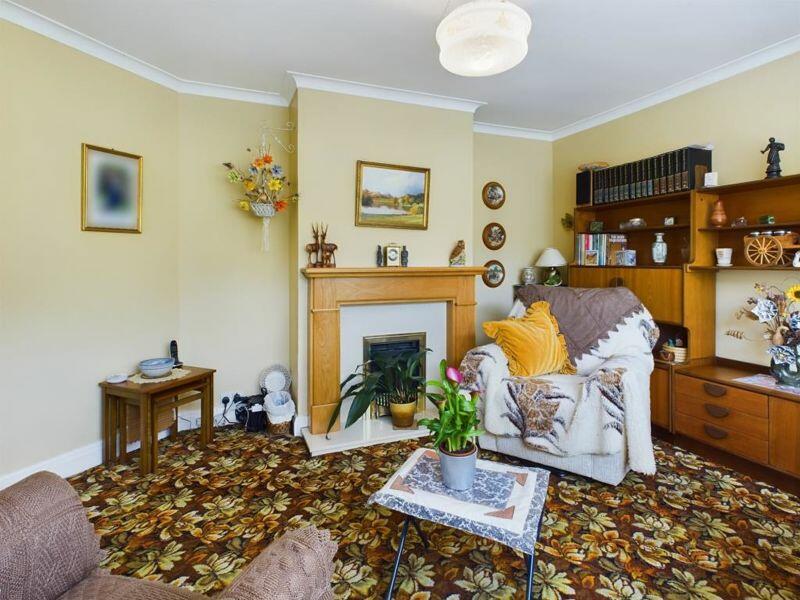Sitting room &amp; fireplace