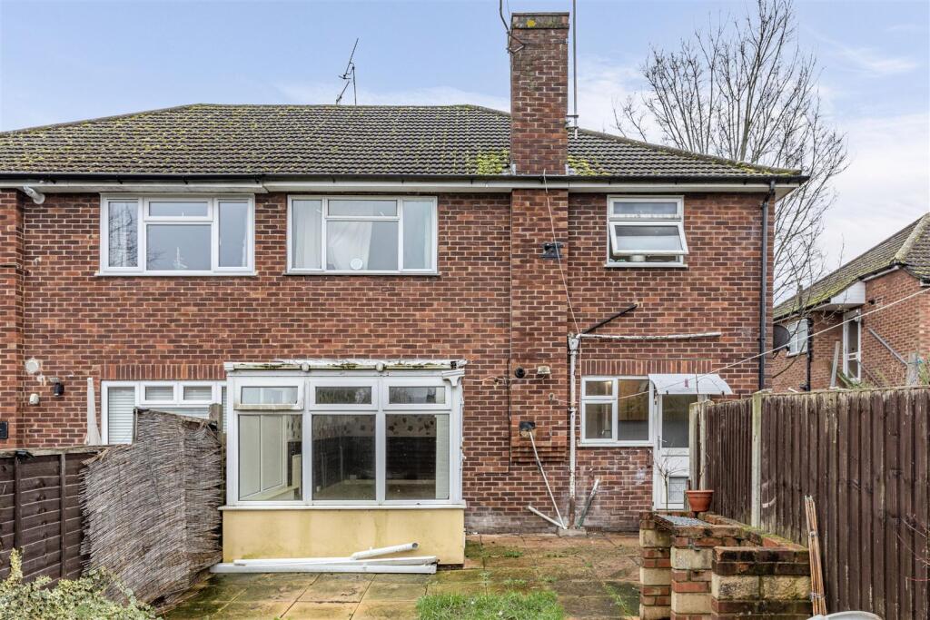 10 Royston Avenue, Byfleet, KT14 7PR - 13.jpg