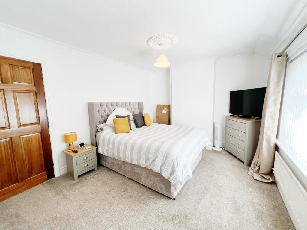 Bedroom 1 pic 2.jpg