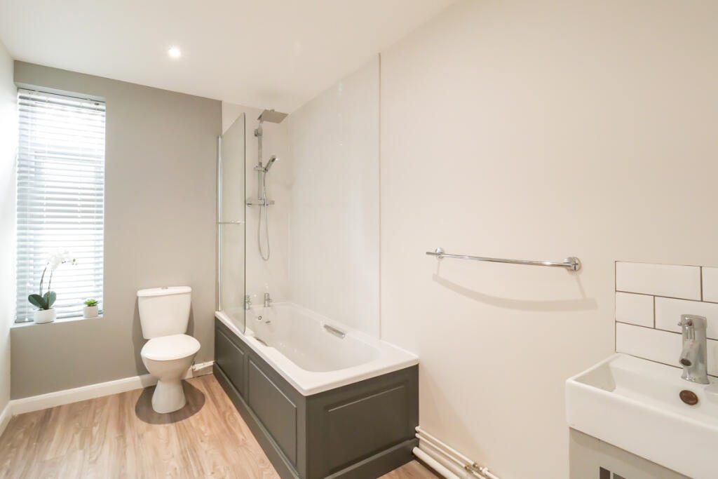 82 Ashford Street, bathroom 2