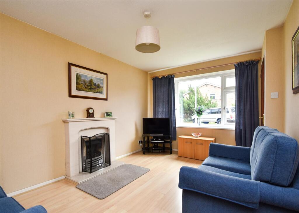 11 Quendale - Living Room (2).jpg