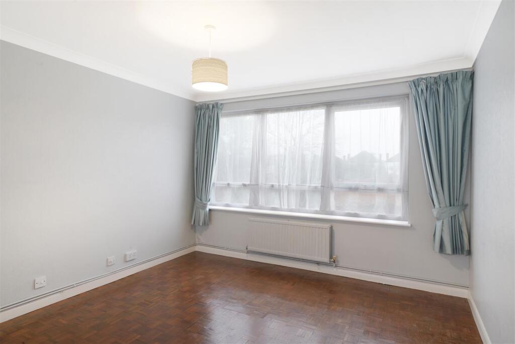 5 Cambridge Court, Harrowdene Road - s4LVFhXIUFif1