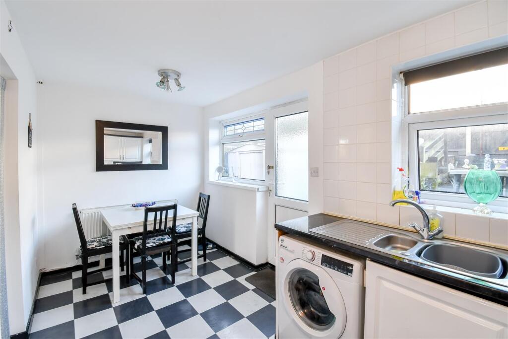 KITCHEN/DINING