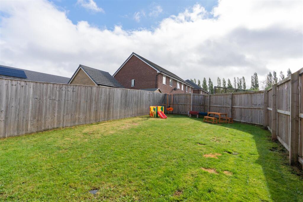 15 Dahlia Crescent-33.jpg