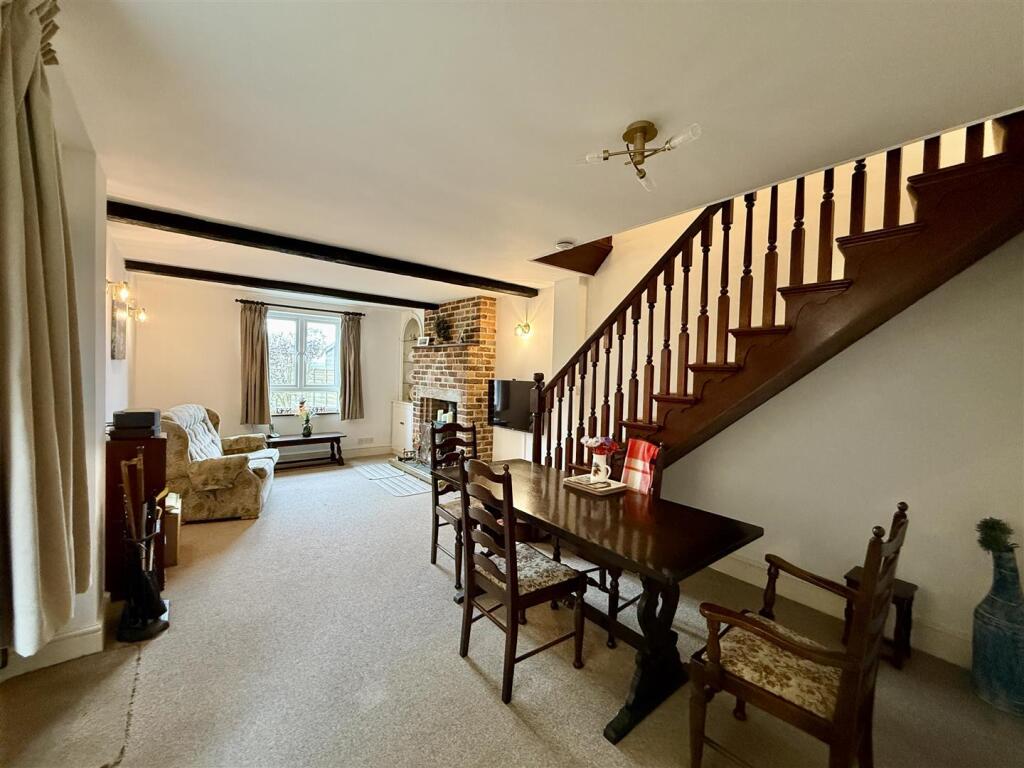 Living/Dining Room: