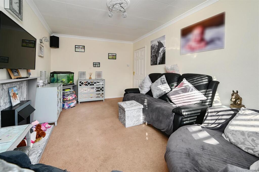 12 Oakdene Avenue, BN41 (13).jpg