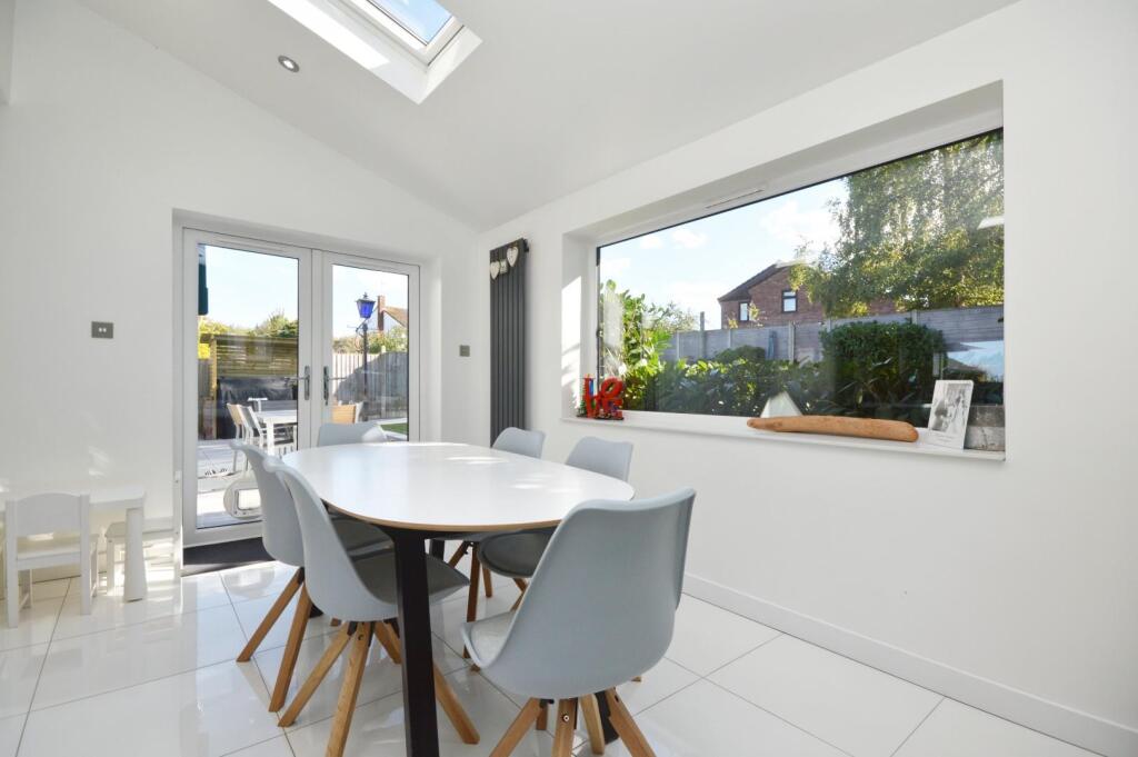 L-Shaped Kitchen/Dining/Family Room