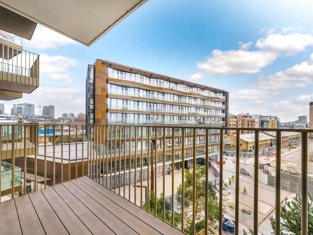 London Dock. E1w 2Ah