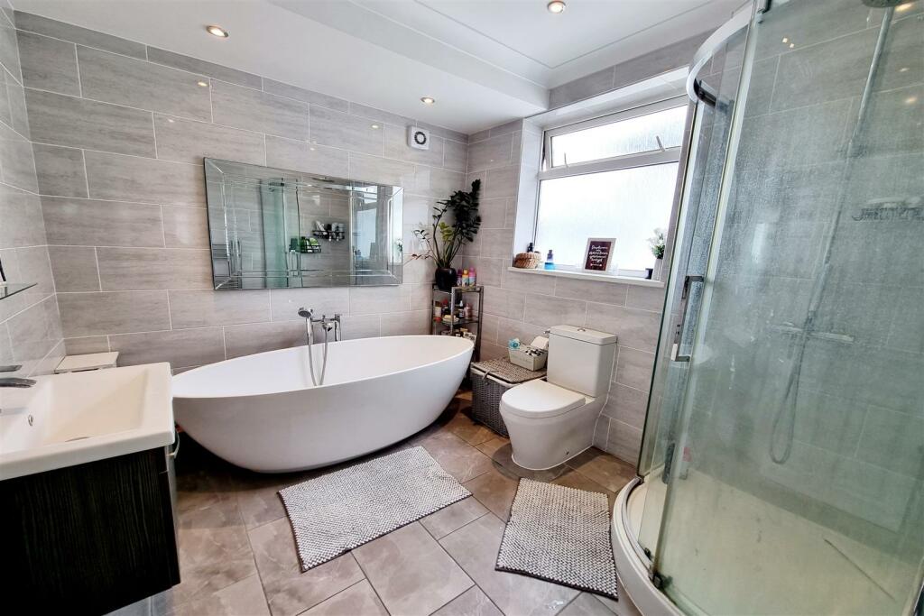 LARGE FULLY TILED FAMILY BATHROOM: