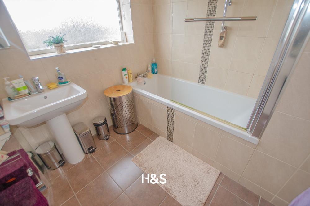 51 mollington crescent - bathroom.jpg