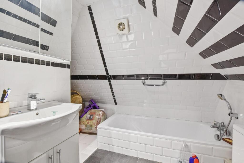 04-34caGCRXS - 20 Wise Lane - Bedroom 2 - Original