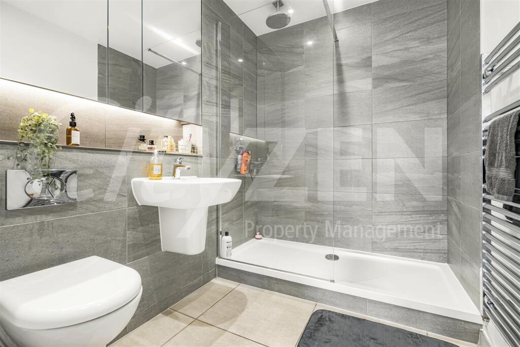 EN SUITE SHOWER ROOM
