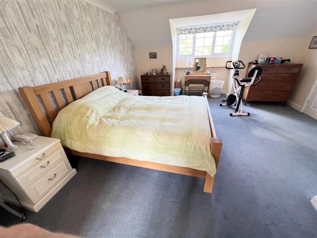 Bedroom 1.jpg