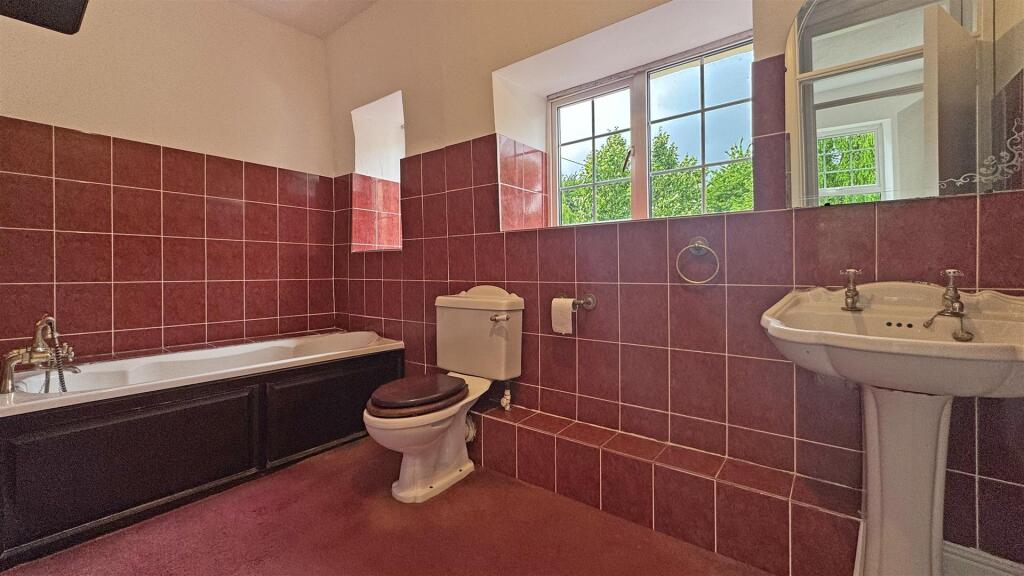 Bathroom 1.jpg