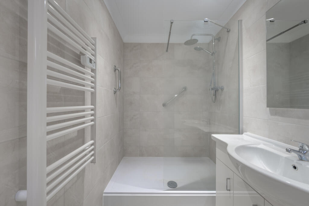 High Road, London, N20