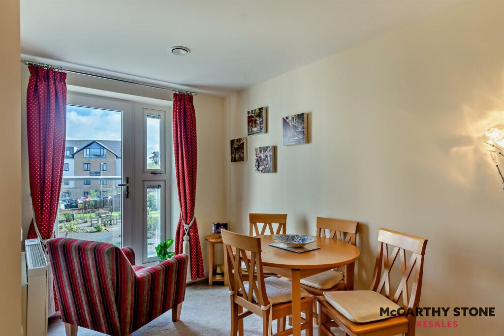 8592257-interior13-800.JPG