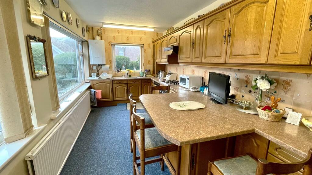 DOUBLE ASPECT KITCHEN/BREAKFAST ROOM