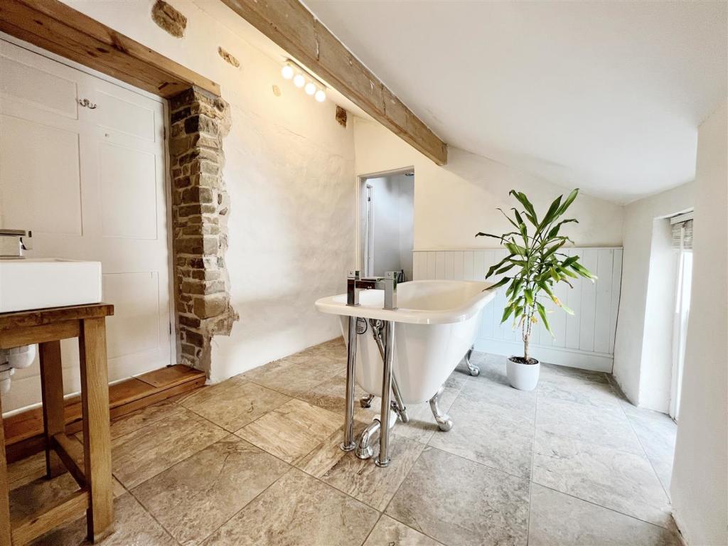 Bathroom 2.jpg