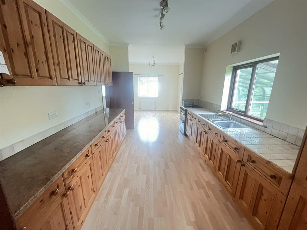 GOOD SIZED KITCHEN/DINING ROOM