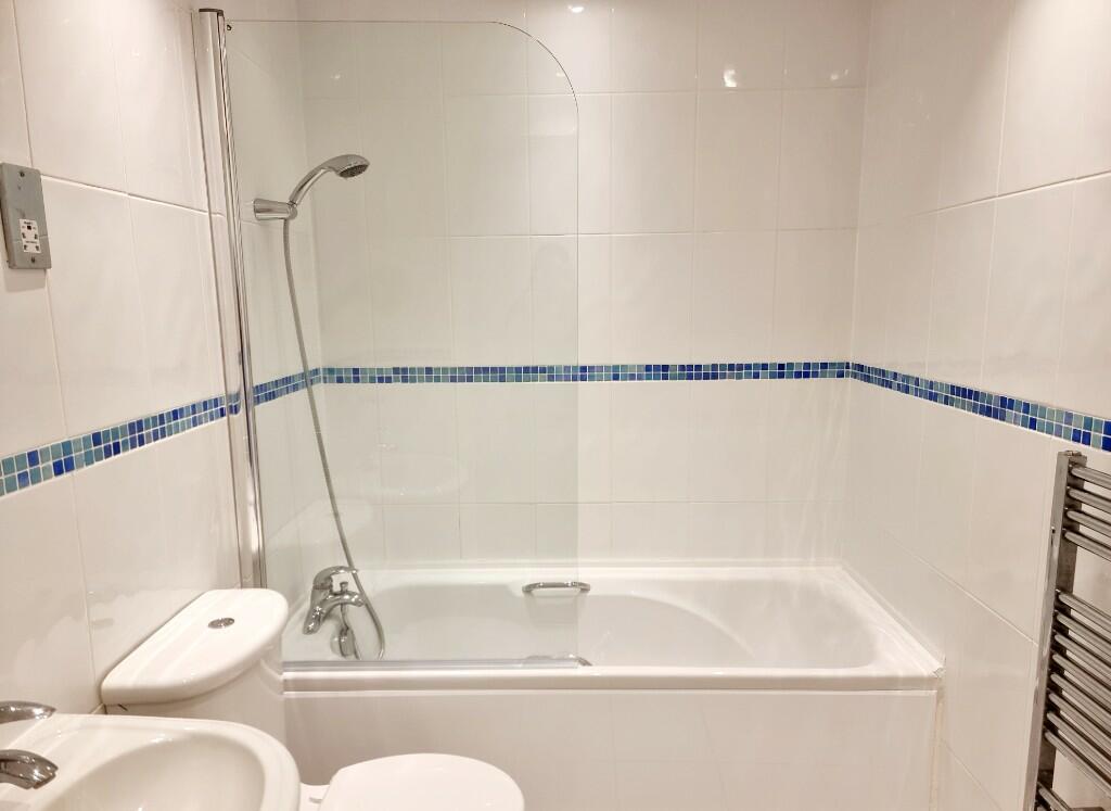 Main bathroom 