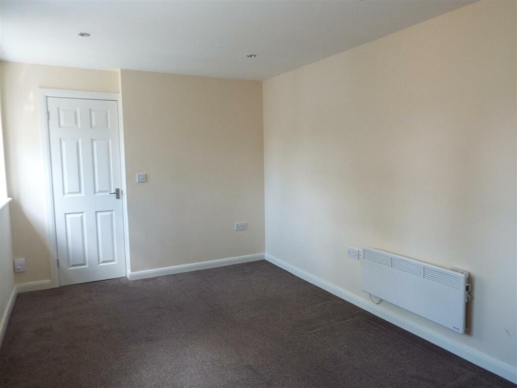LIVING/BEDROOM