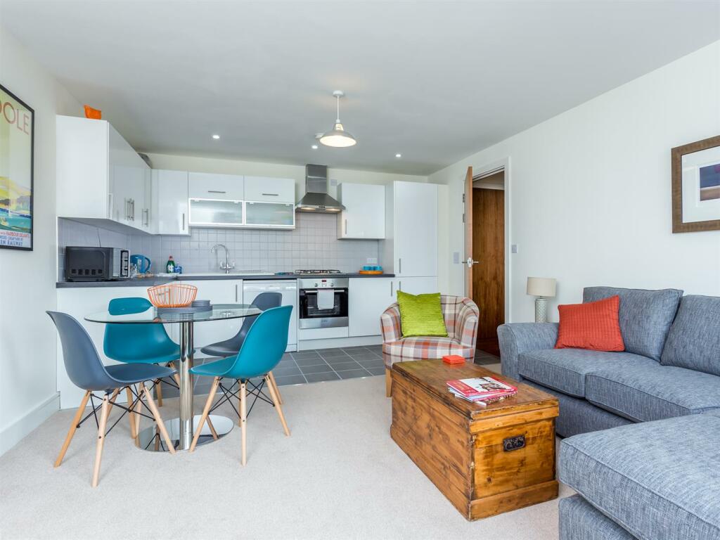 Living area and kitchen-7_2048_X_1536.jpg